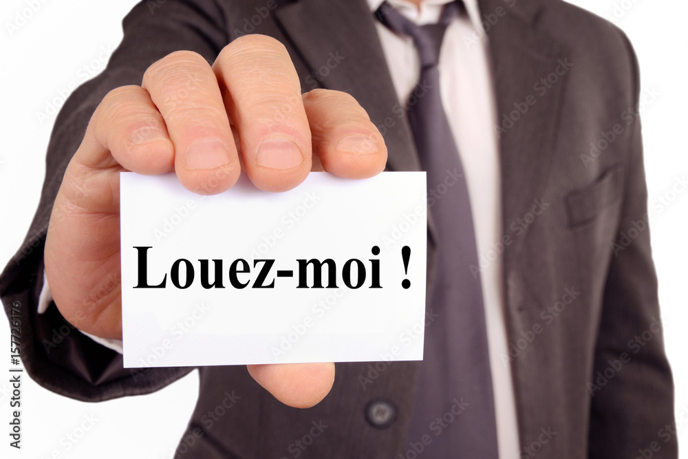 Homme tenant une carte avec louez-moi écrit dessus 