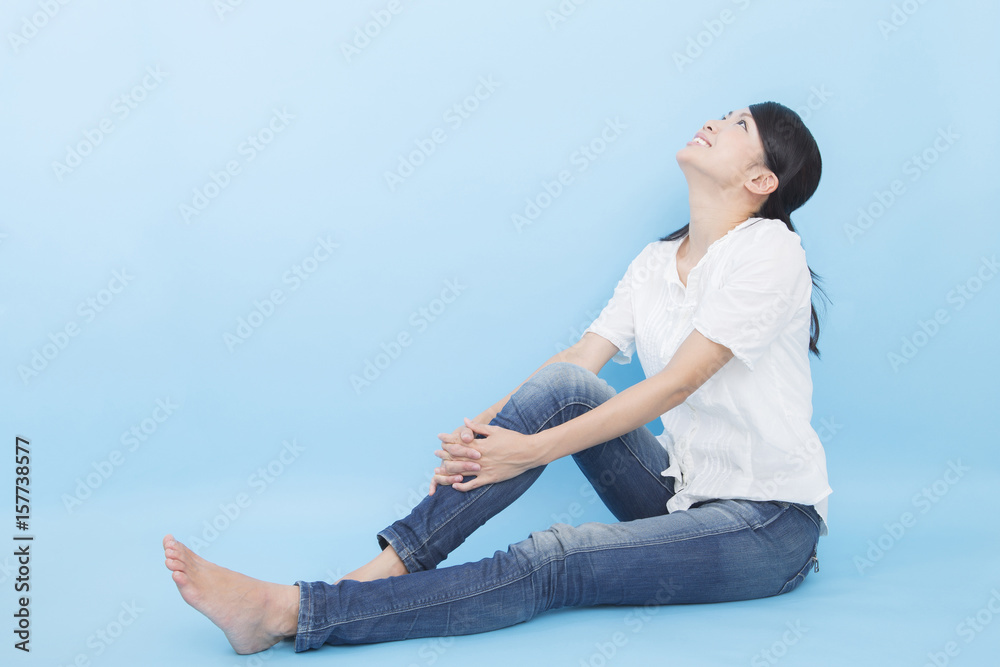 若い女性 カジュアル ブルー背景