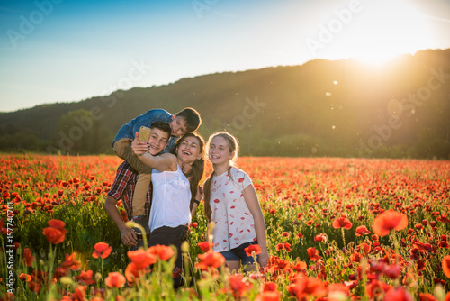 Obraz na płótnie Summer scene of happy family taking selfie w salonie