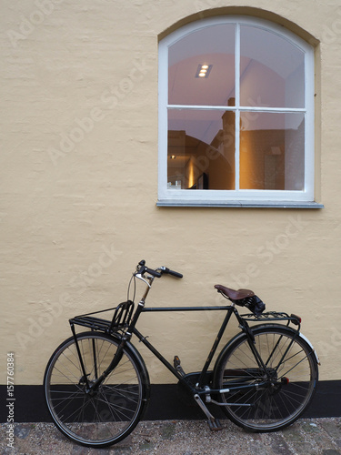 vintage bike beside the yellow wall © tonguy324