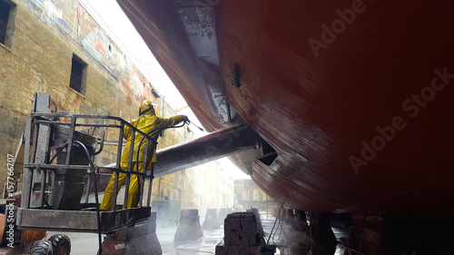 Bild auf Leinwand worker washing ship hull at drydock