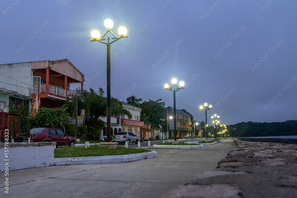 Obraz premium Waterfront street at night - Flores, Peten, Guatemala