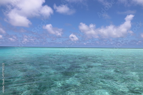 沖縄の宮古島。透き通る海に青い空