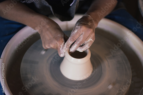 mains de céramiste sur le tourneau poterie photo