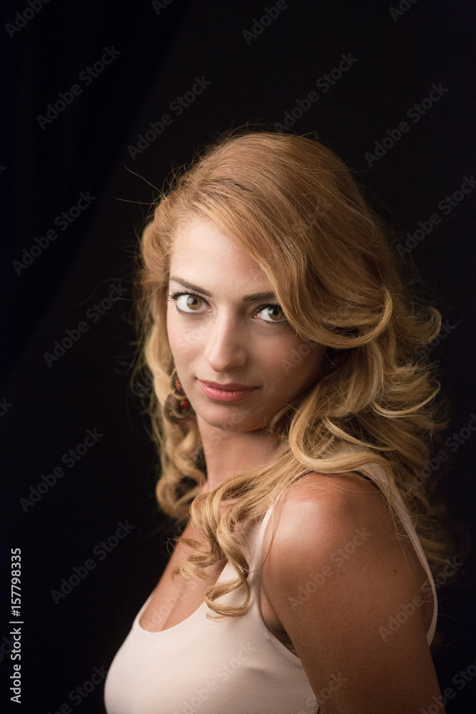 ritratto di bellissima ragazza bionda che guarda intensamente in macchina - sfondo nero ritratto di bellissima ragazza bionda che guarda intensamente in macchina - sfondo nero