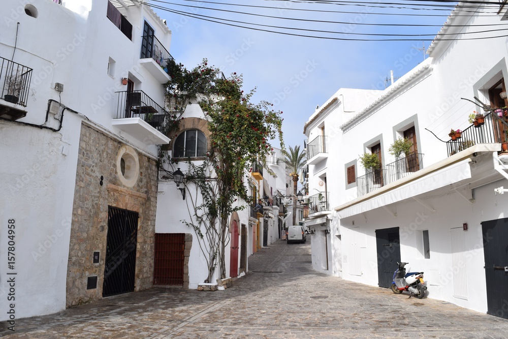Straßenszene in der Dalt Vila, Ibizas befestigter Altstadt vor blauem Sommerhimmel