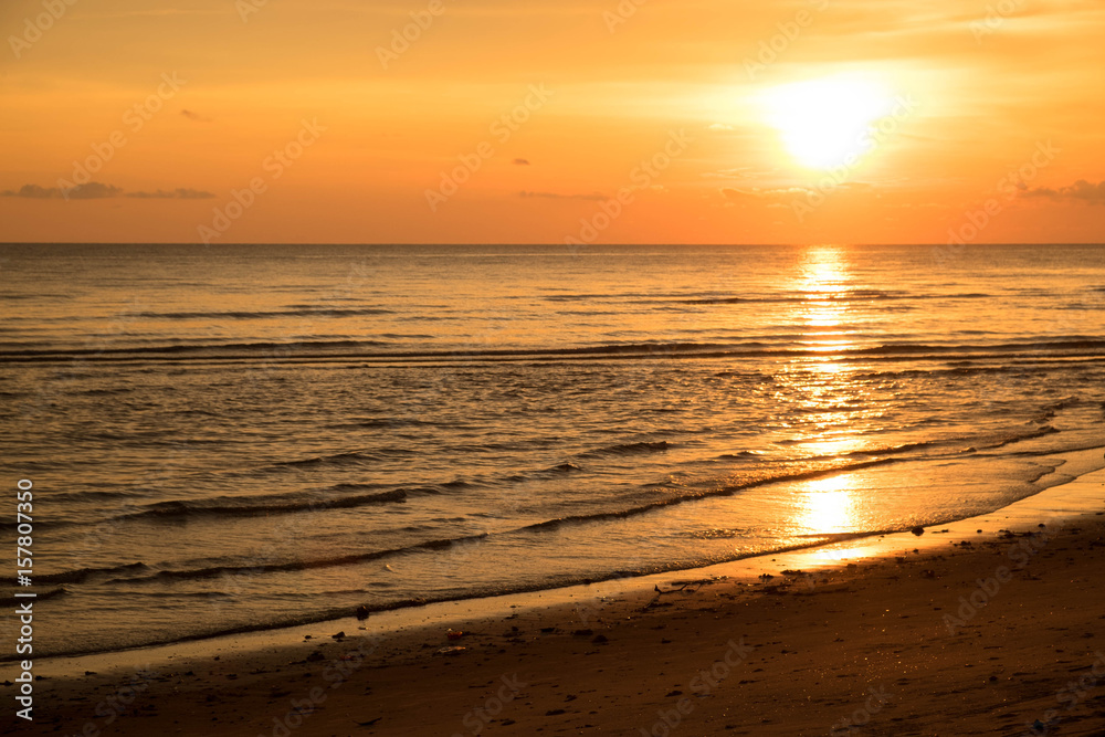 Naklejka premium Sunset light golden