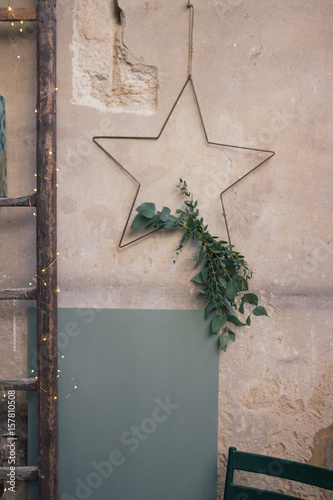 Etoile avec feuillage au mur décoration Noël photo