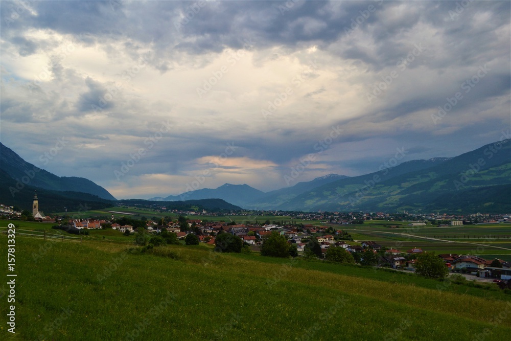 Dorf in den Bergen von Tirol