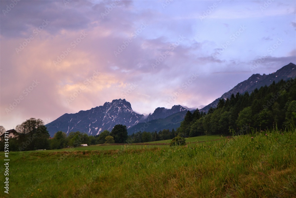 Berge in Tirol mit Feldern