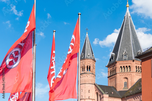 Mainzer Flaggen vor dem Dom