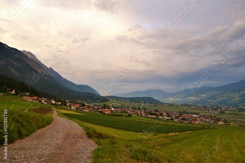 Weg mit Felder in den Bergen im Inntal © Leon