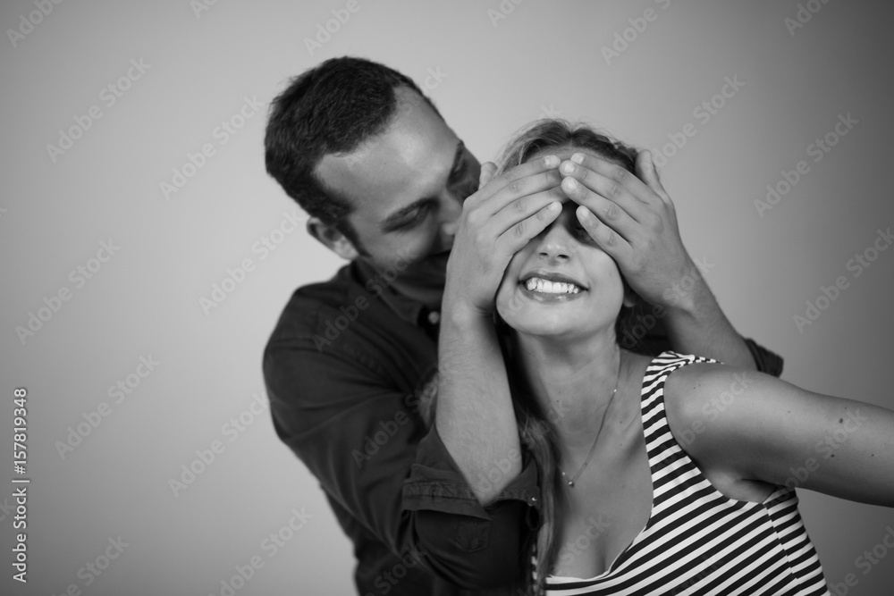 Foto Stock coppia di fidanzati gioca: Lui le copre gli occhi teneramente.