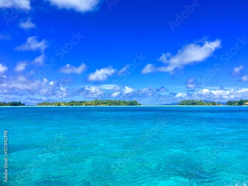 Fototapeta Naklejka Na Ścianę i Meble -  Beautiful view on the turquoise lagoon of Bora Bora, Tahiti, French Polynesia