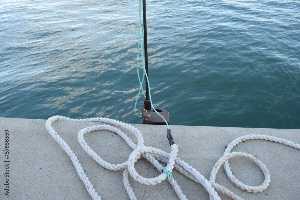 Fototapeta premium rope and water copyright 2017darrelljbanks