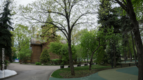 Kirche in Park bei Moskau