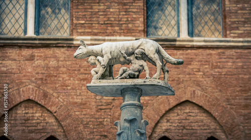 romulus and remus statue