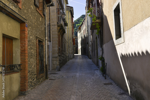 Fototapeta Naklejka Na Ścianę i Meble -  Ruelle pavée de Foix (09000),  département de l'Ariège en région Occitanie, France	