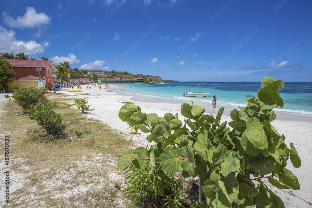 Φωτογραφία White sand and tourists frame the turquoise Caribbean sea at Long Bay Beach Anti