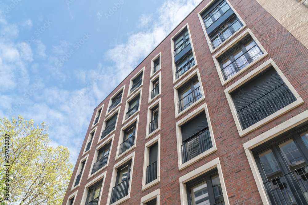 Fassade mit Fenstern eines Hauses 