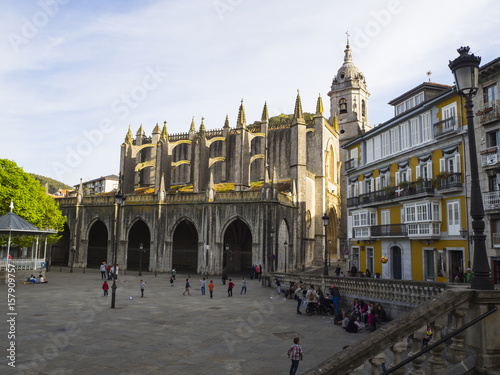 La Basílica de la Asunción ubicada en la localidad marinera de Lekeitio, en plena costa de Vizcaya, data del siglo XV. Vacaciones de Semana Santa en Abril de 2017.

 photo