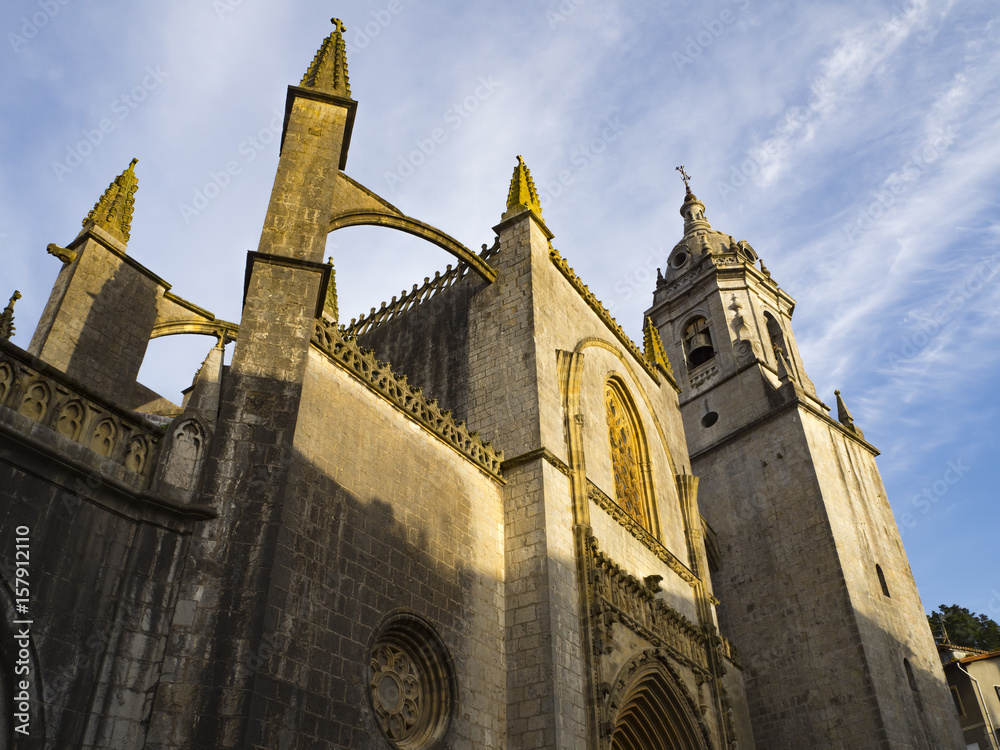 La Basílica de la Asunción ubicada en la localidad marinera de Lekeitio, en plena costa de Vizcaya, data del siglo XV. Vacaciones de Semana Santa en Abril de 2017.
La Basílica de la Asunción ubicada en la localidad marinera de Lekeitio, en plena costa de Vizcaya, data del siglo XV. Vacaciones de Semana Santa en Abril de 2017.