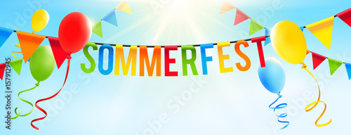 Bunte Girlande mit Buchstaben, Luftballons und sonnigem Himmel - Sommerfest