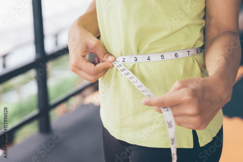 Картината върху платно Teenage girls use their own waist measurement straps