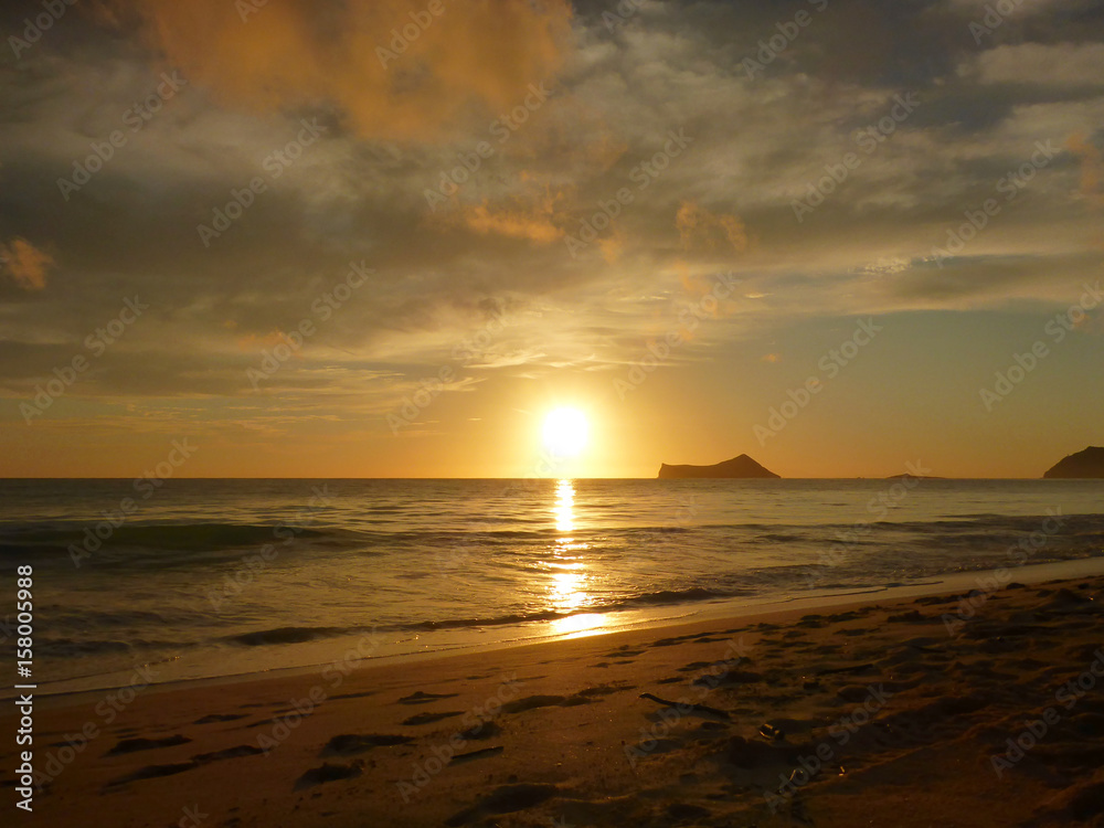 Obraz premium Early Morning Sunrise on Waimanalo Beach on Oahu