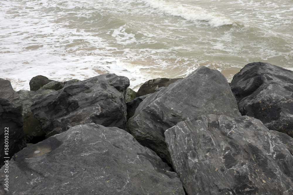 Rochers noirs, mer blanche