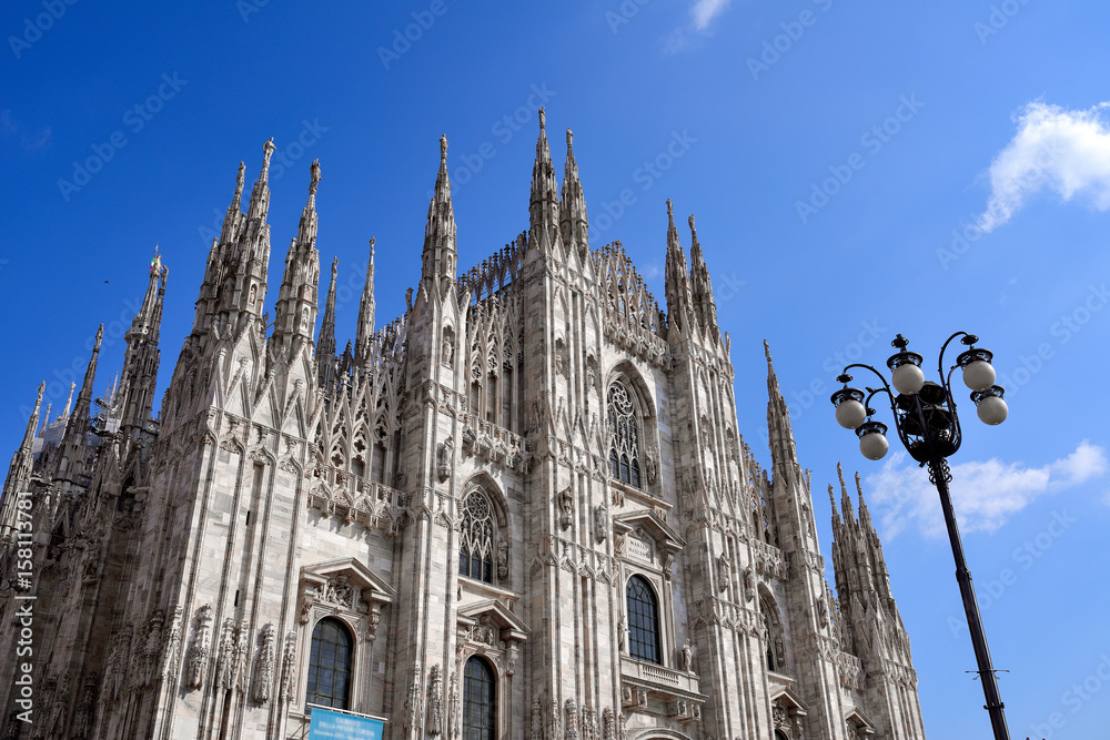 Fototapeta premium Duomo di Milano view from front with blue sky
