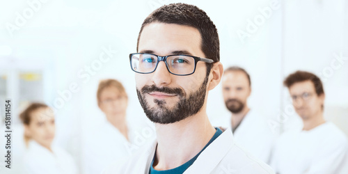 Medico, ricercatore in laboratorio con colleghi photo