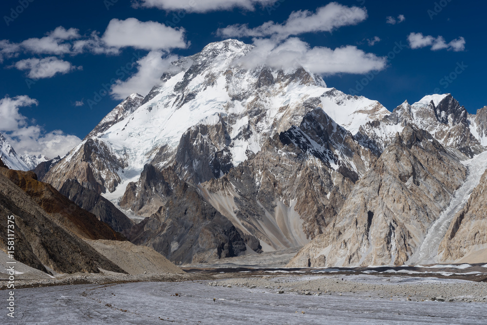 Obraz premium Broadpeak mountain and vigne glacier, K2 trek, Skardu, Gilgit Baltistan, Pakistan