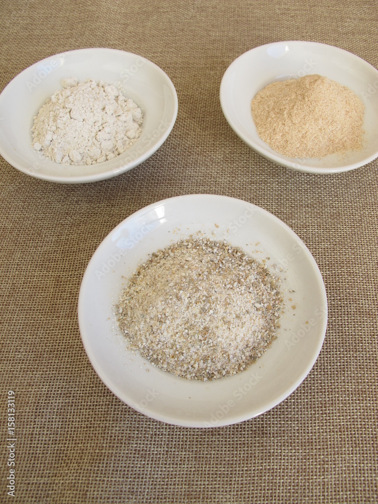 Roggenmehl, Roggenschrot und getrockneter Roggensauerteig Roggenmehl, Roggenschrot und getrockneter Roggensauerteig