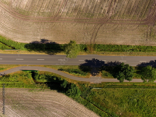 Luftbild von Landstrasse mit Wiese und Acker