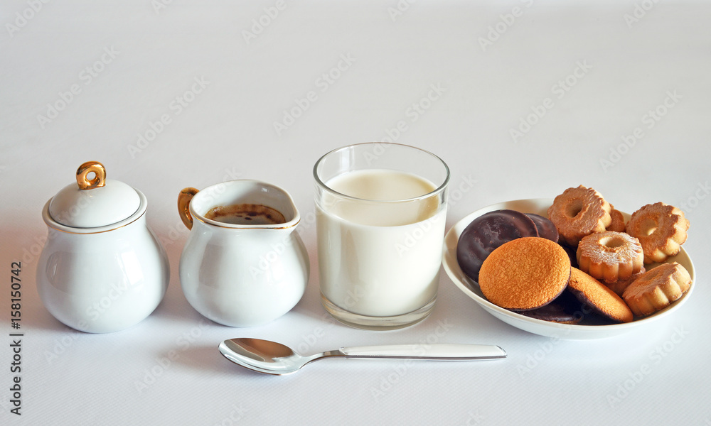 colazione con biscotti, latte e caffè colazione con biscotti, latte e caffè
