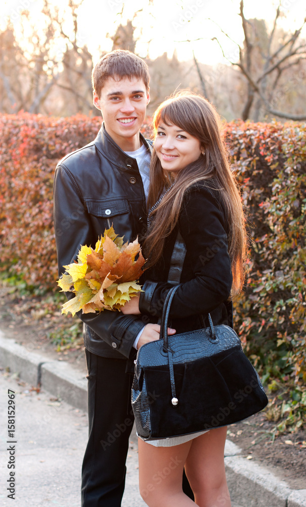 Obraz premium Happy couple in autumn outdoors