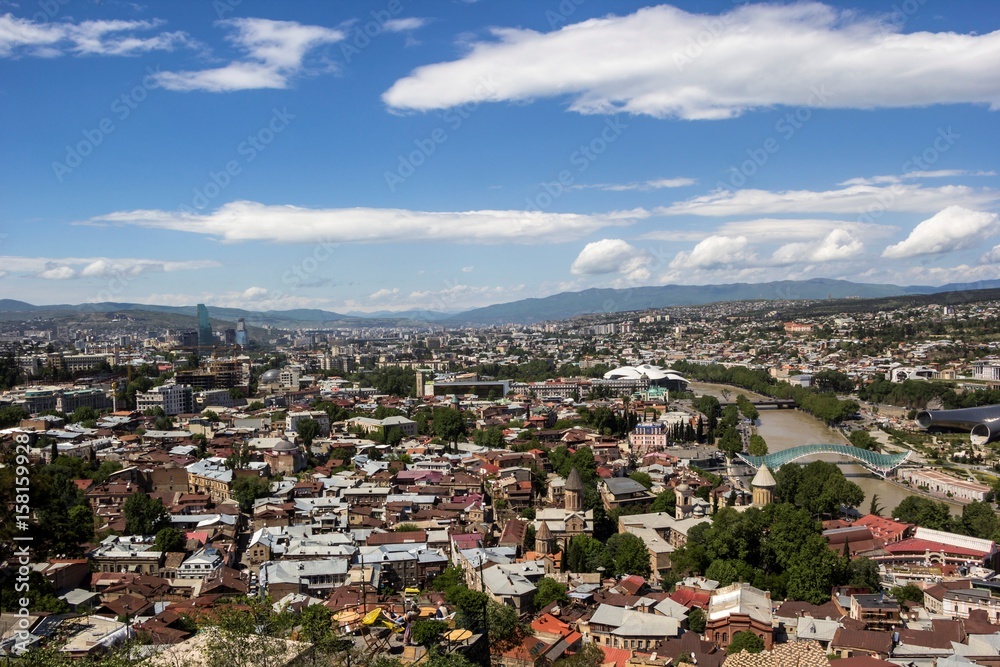 Красивый вид сверху на город Тбилиси, панорама на город, колоритный пейзаж, Грузия