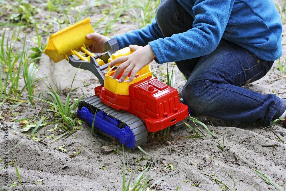 Fototapeta premium Child amongst the sand and grass.