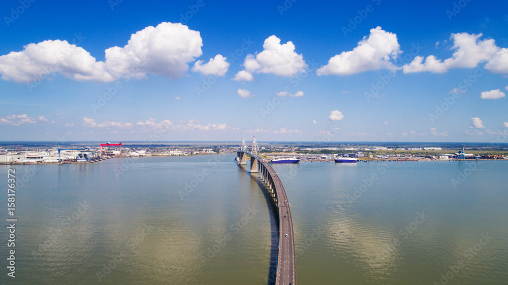 Vue aérienne du Pont de Saint Nazaire et des chantiers de l'Atlantique, Loire Atlantique, France
