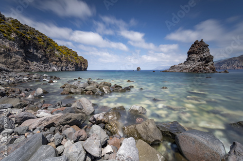 Baia rocciosa con vista sul faraglione e le isole di Lipari e Salina dietro, isola di Vulcano IT