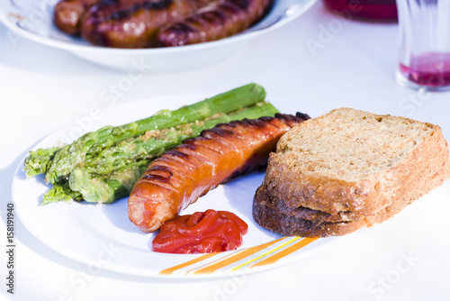 Grilled sausage with asparagus and tart buns