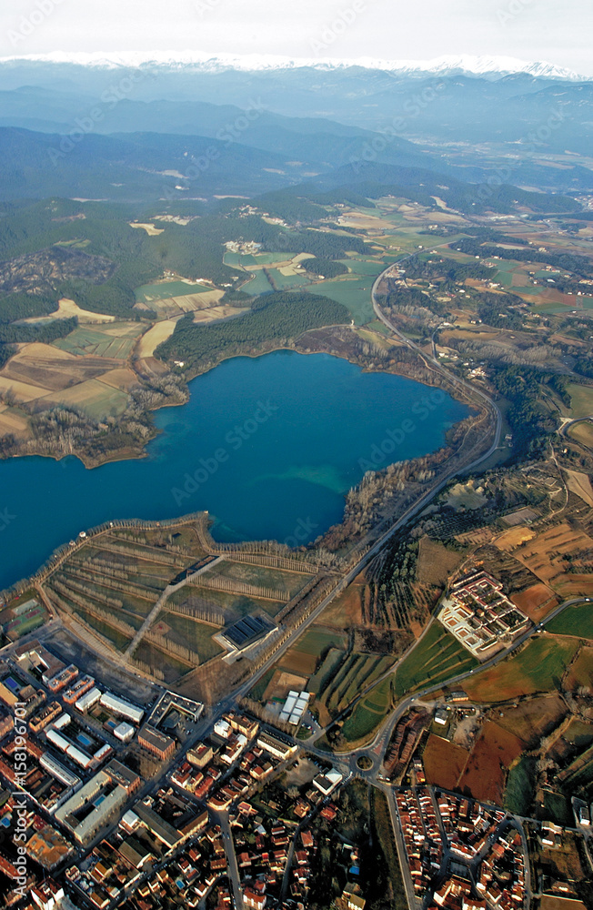 Bañoles pueblo con su lago vista aerea  en la provincia de girona