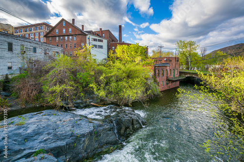 Fotografie Cascades and old buildings along Whetstone Brook, in Brattleboro, Vermont