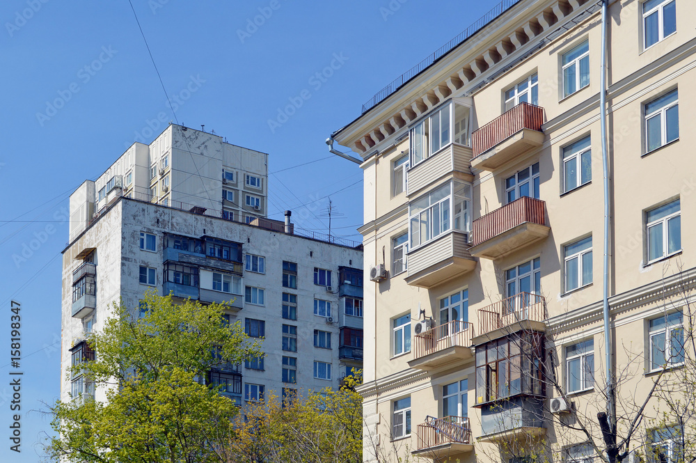 Двенадцатиэтажный блочный жилой дом и шестиэтажный кирпичный жилой дом в Москве