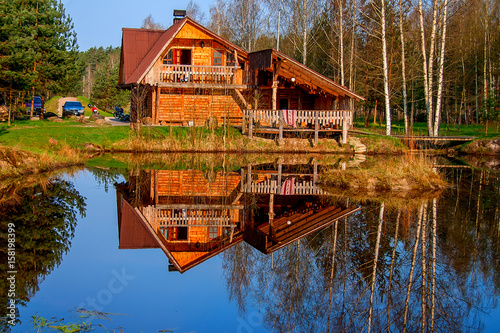 Quadro su tela Home reflection in lake