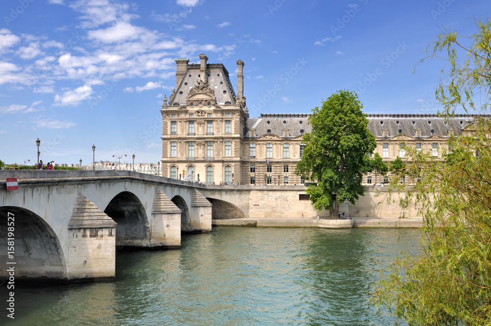 Le pont du Carrousel traversant la Seine devant le musée du Louvre
