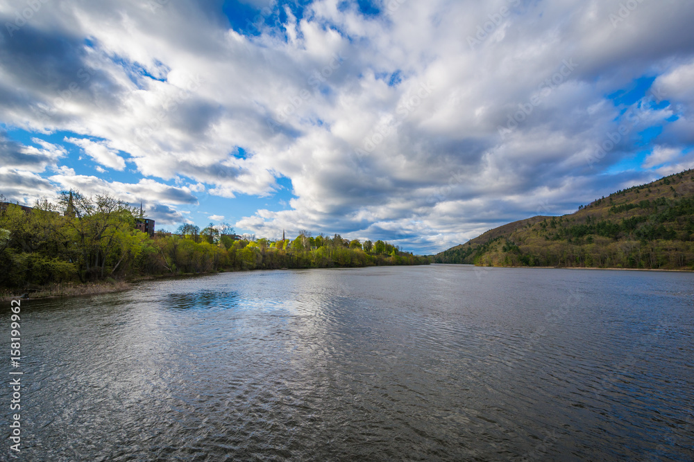 Obraz premium The Connecticut River, in Brattleboro, Vermont.