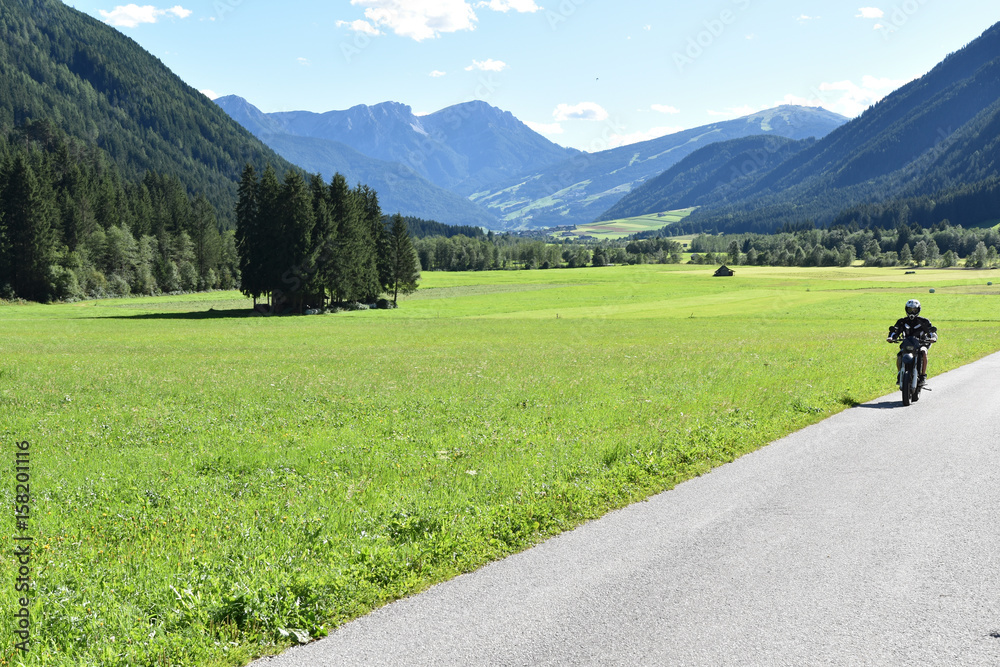 Motorrad mit schöner Landschaft