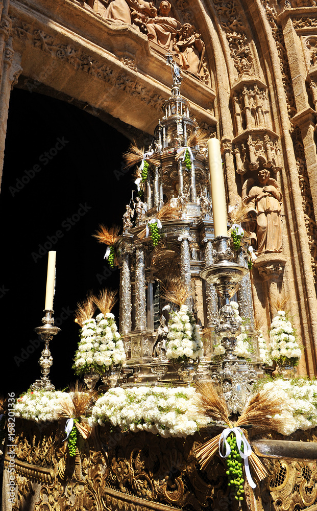 La custodia de Arce entrando en la Catedral, procesión del Corpus Christi en Sevilla